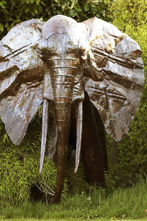 Ein Metall-Elefant im Garten als Kunstobjekt